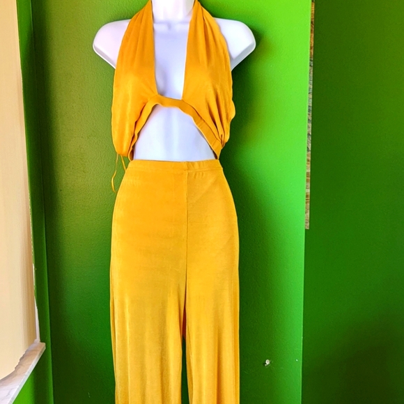 Two piece Fashion Nova halter set - Picture 2 of 4